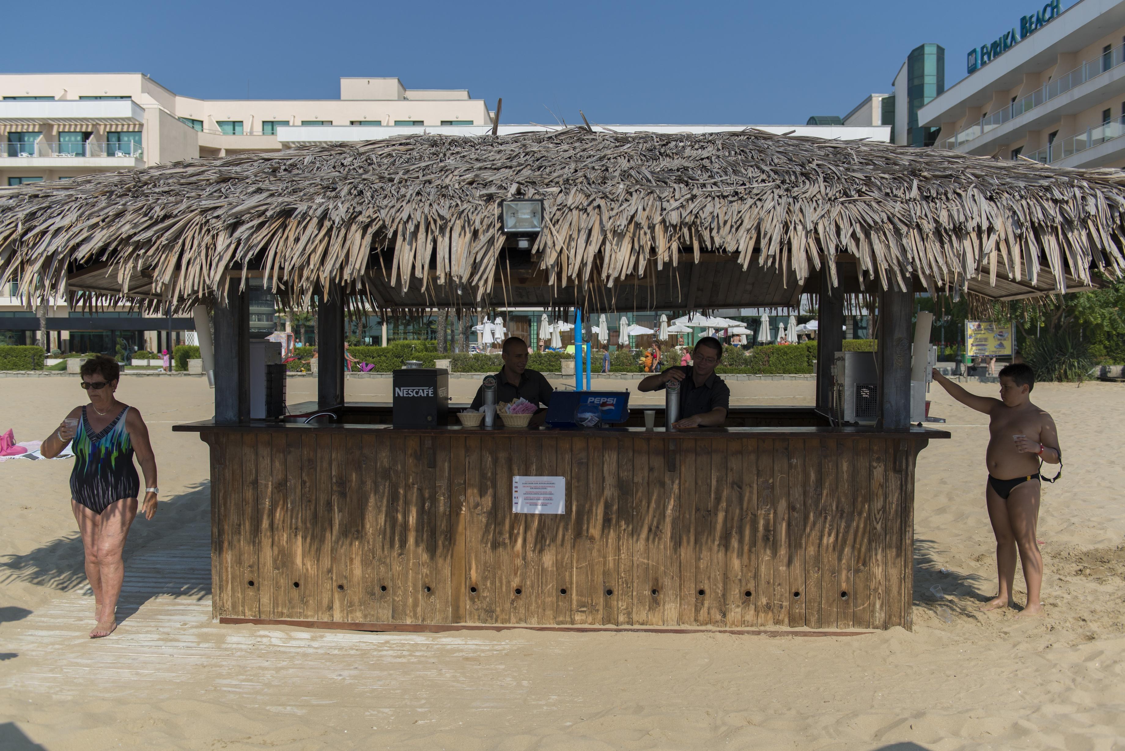 Dit Evrika Beach Club Hotel Pantai Sunny Bagian luar foto