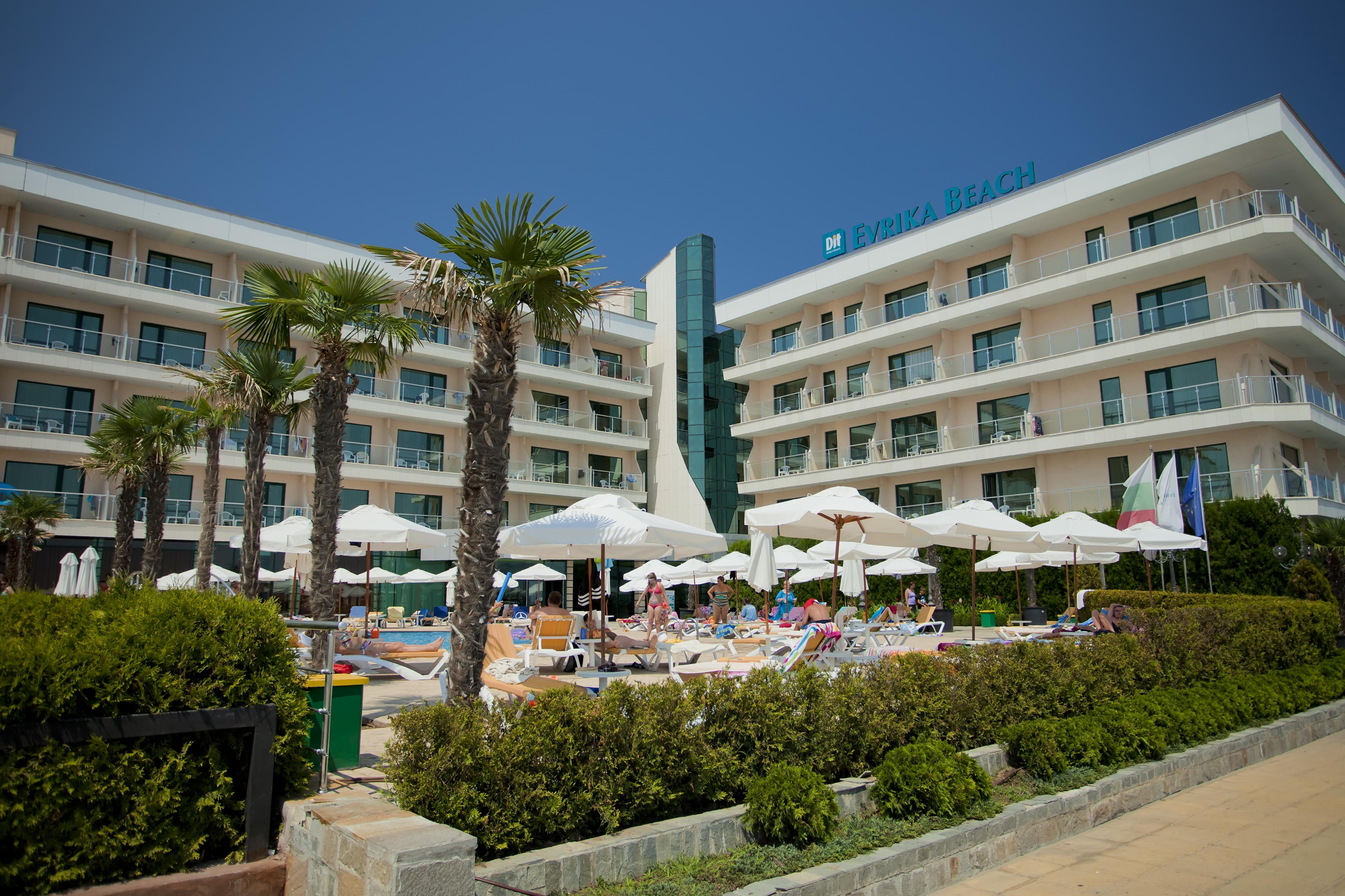 Dit Evrika Beach Club Hotel Pantai Sunny Bagian luar foto